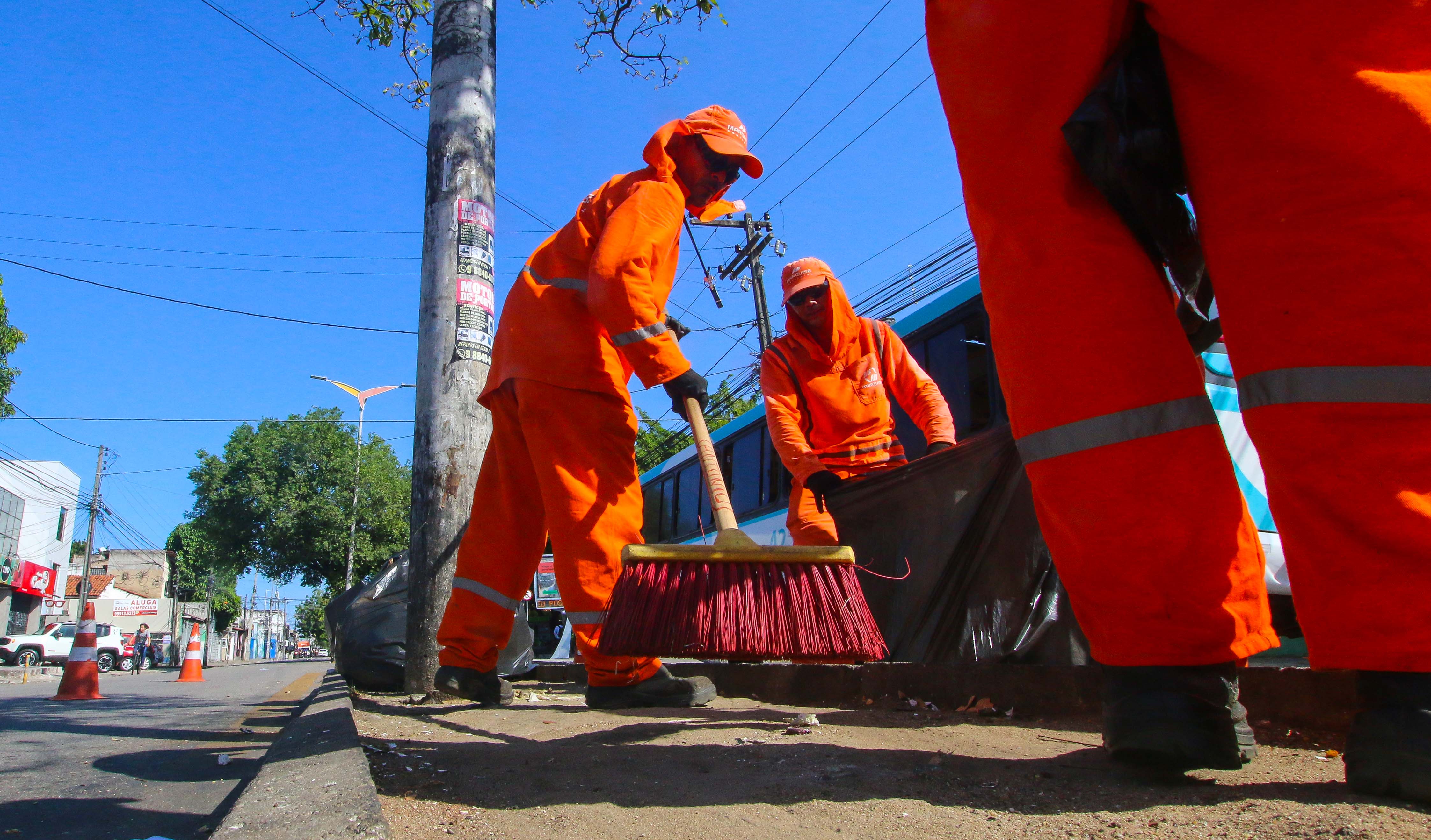 garis limpando uma via